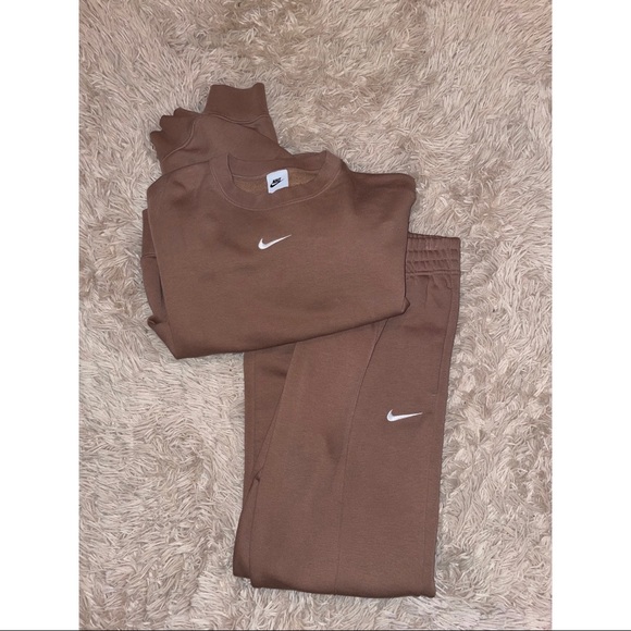 Nike Tops - NEW Nike Set🤎